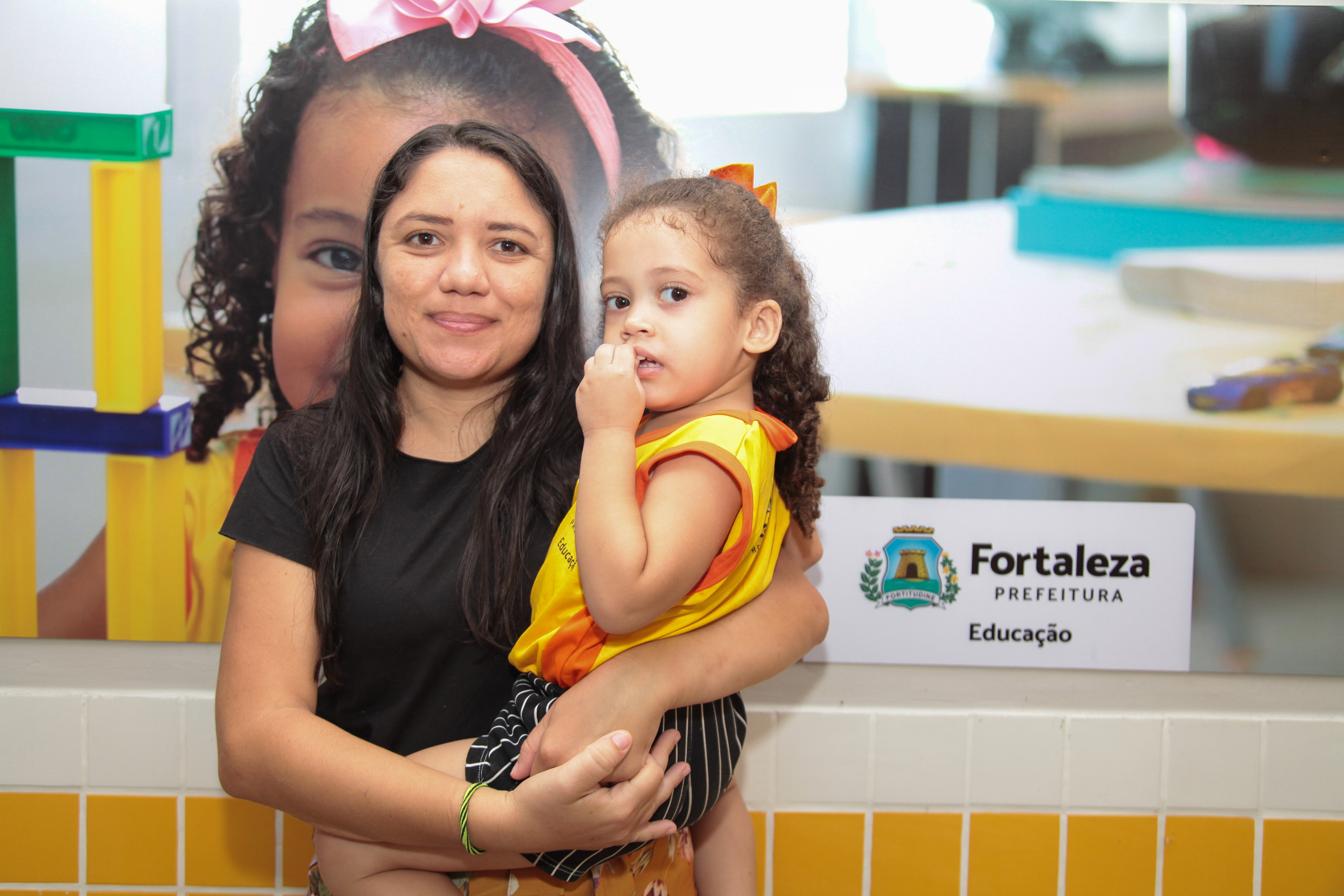 Carla Aguiar e a filha Laura posam para a foto